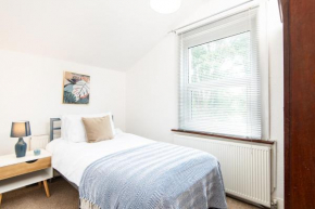 Single Room with a shared Kitchen and bathroom in a 5-Bedroom House at Hanwell